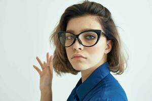 kvinna med glasögon i blå skjorta mode Framställ elegant stil foto