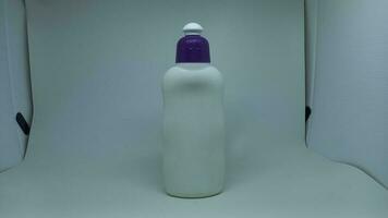 vit flaska med blå keps foto