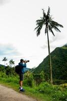 turist tar bilder på de skön valle de cocora belägen i salento på de quindio område i colombia foto