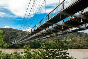 de historisk bro av de väst en en suspension bro deklarerade colombianska nationell monument byggd i 1887 över de cauca flod foto