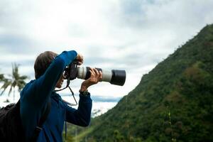 turist tar bilder på de skön valle de cocora belägen i salento på de quindio område i colombia foto