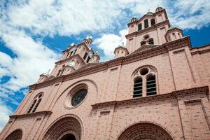 Fasad av de mindre basilika av de herre av mirakel belägen i i de historisk Centrum av de stad av guadalajara de buga i colombia foto