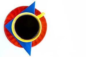 kopp av colombianska kaffe och de färger av de colombianska flagga isolerat på vit bakgrund foto