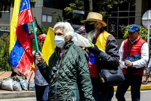 Bogota, colombia, 2022. fredlig protest marscherar i bogota colombia mot de regering av gustavo petro. foto