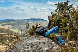 ung kvinna utforska de natur av en skön paramo på de avdelning av cundinamarca i colombia foto