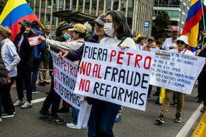 Bogota, colombia, 2022. fredlig protest marscherar i bogota colombia mot de regering av gustavo petro. foto