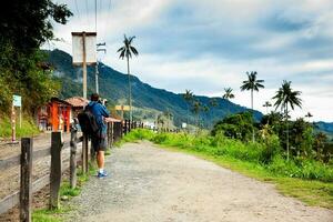turist tar bilder på de skön valle de cocora belägen i salento på de quindio område i colombia foto