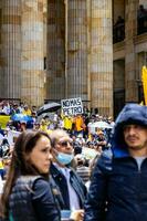 Bogota, colombia, 2022. fredlig protest marscherar i bogota colombia mot de regering av gustavo petro. foto