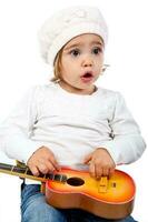 skön liten blond flicka spelar med en leksak gitarr foto