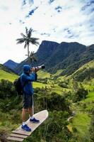 turist tar bilder på de skön valle de cocora belägen i salento på de quindio område i colombia foto