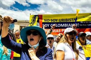 Bogota, colombia, 2022. fredlig protest marscherar i bogota colombia mot de regering av gustavo petro. foto