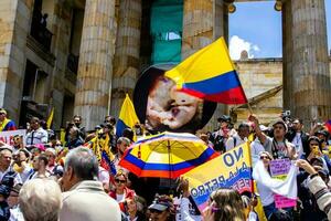 Bogota, colombia, 2022. fredlig protest marscherar i bogota colombia mot de regering av gustavo petro. foto