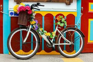 dekorerad cykel Nästa till en färgrik Fasad på de skön små stad av salento belägen på de område av quindio i colombia foto