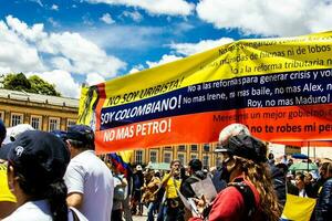 Bogota, colombia, 2022. fredlig protest marscherar i bogota colombia mot de regering av gustavo petro. foto