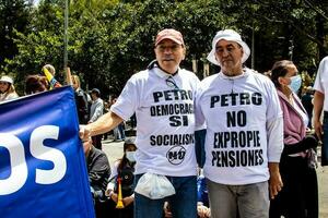 Bogota, colombia, 2022. fredlig protest marscherar i bogota colombia mot de regering av gustavo petro. foto