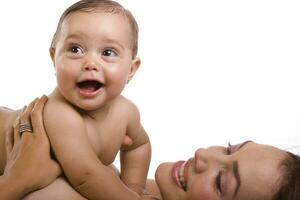 Lycklig skön ung mor och henne bebis flicka på vit bakgrund foto