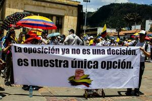 Bogota, colombia, 2022. fredlig protest marscherar i bogota colombia mot de regering av gustavo petro. foto