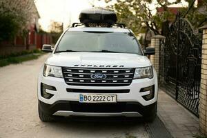 vadställe explorer familj bil med tak kuggstång thule rörelse xxl låda i ukrainska licens tallrikar. foto