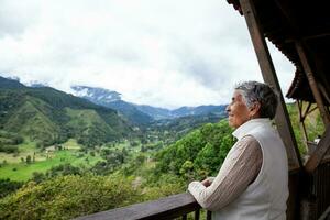 senior kvinna på de skön se punkt över de cocora dal i salento, belägen på de område av quindio i colombia foto