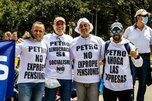 Bogota, colombia, 2022. fredlig protest marscherar i bogota colombia mot de regering av gustavo petro. foto