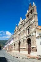 historisk santa barbara kyrka byggd i 1726 på de skön kolonial stad av santa fe de antioquia i colombia foto