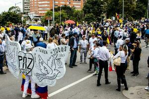 Bogota, colombia, 2022. fredlig protest marscherar i bogota colombia mot de regering av gustavo petro. foto