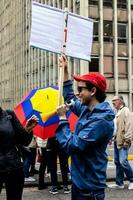 Bogota, colombia, 2022. fredlig protest marscherar i bogota colombia mot de regering av gustavo petro. foto