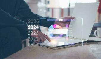 företag planen 2024 dokumentera data systemet Rapportera hr teknologi begrepp affärsman chef kontroll vit dokument rapporter papper av filer ikon i modern kontor foto