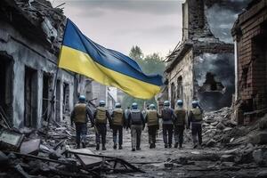 tillbaka av grupp soldater i blå hjälmar med ukrainska flaggor på befriad ruiner stad. krig i Ukraina, seger begrepp. generativ ai. foto