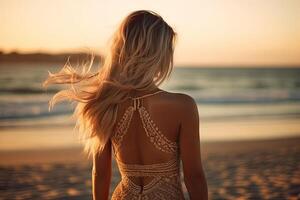 tillbaka skön smal chic flicka med lång blond hår i gyllene timme mot de bakgrund hav på strand. generativ ai. foto