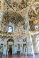 Italien, stupinigi - lyx interiör av kunglig palats med barock design och fönster foto