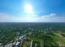 lugn tien giang provins landskap med pittoresk stadsbild och flod i vietnam foto