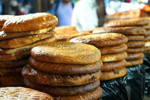 bröd för försäljning på zakaria gata på kolkata under eid festival nära nakhoda masjid foto