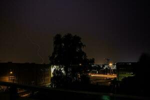 skön natt sommar förorts landskap med storm och blixt- foto