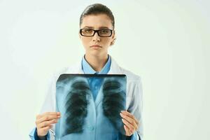 kvinna läkare i vit täcka medicin hälsa specialist professionell röntgen foto