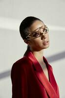 kvinna bär mode glasögon dekoration ny teknologi röd kostym foto