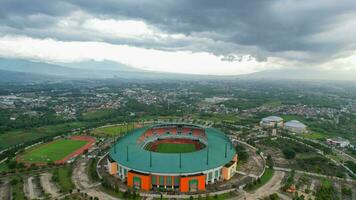 antenn se av de största stadion av pakansari bogor från Drönare och ljud moln. bogor, Indonesien, Mars 3, 2022 foto