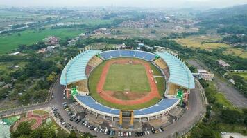 antenn se av de skön landskap si jalak harupat fotboll eller fotboll stadion i de morgon- med blå himmel. bandung, Indonesien, november 22, 2022 foto