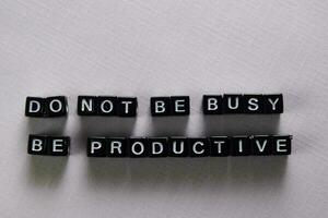 inte vara upptagen, vara produktiv på trä- block. motivering och inspiration begrepp foto