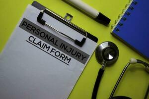 personlig skada krav form på de dokumentera med gul bakgrund. sjukvård eller medicinsk begrepp foto