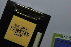värld diabetes dag skriva på klibbig anteckningar. isolerat på vit tabell bakgrund foto