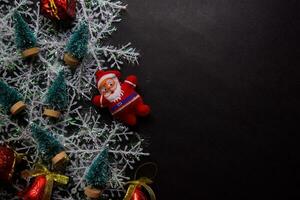 dekorativ jul och santa claus isolerat på svart bakgrund foto