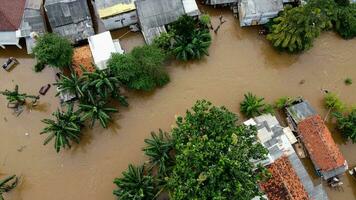 antenn pOV se skildring av översvämning. förödelse dekorerad efter massiv naturlig katastrofer på bekasi - indonesien foto