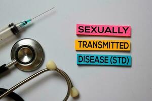 sexuellt överförs sjukdom text med isolerat på vit styrelse bakgrund. medicinsk begrepp foto