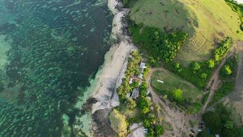 antenn se av tanjung aan, tropisk ö med sandig strand och turkos hav med vågor. lombok. Indonesien, mach 22, 2022 foto