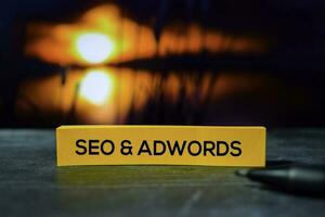 seo och adwords på de klibbig anteckningar med bokeh bakgrund foto