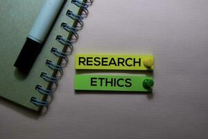 forskning etik text på klibbig anteckningar isolerat på kontor skrivbord foto