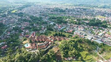 antenn se av traditionell minangkabau hus belägen i bukittinggi, väst sumatra, Indonesien. bukittinggi, indonesien - januari 25, 2023 foto