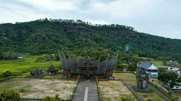 antenn se av istano baso pagar ruyung, en arv byggnad med traditionell minangkabau design på tanah data. rumah gadang istana basa pagaruyung. väst sumatra, Indonesien, januari 25, 2023 foto