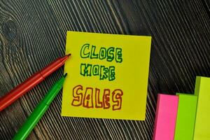 stänga Mer försäljning skriva på klibbig notera isolerat på trä- tabell. företag begrepp foto
